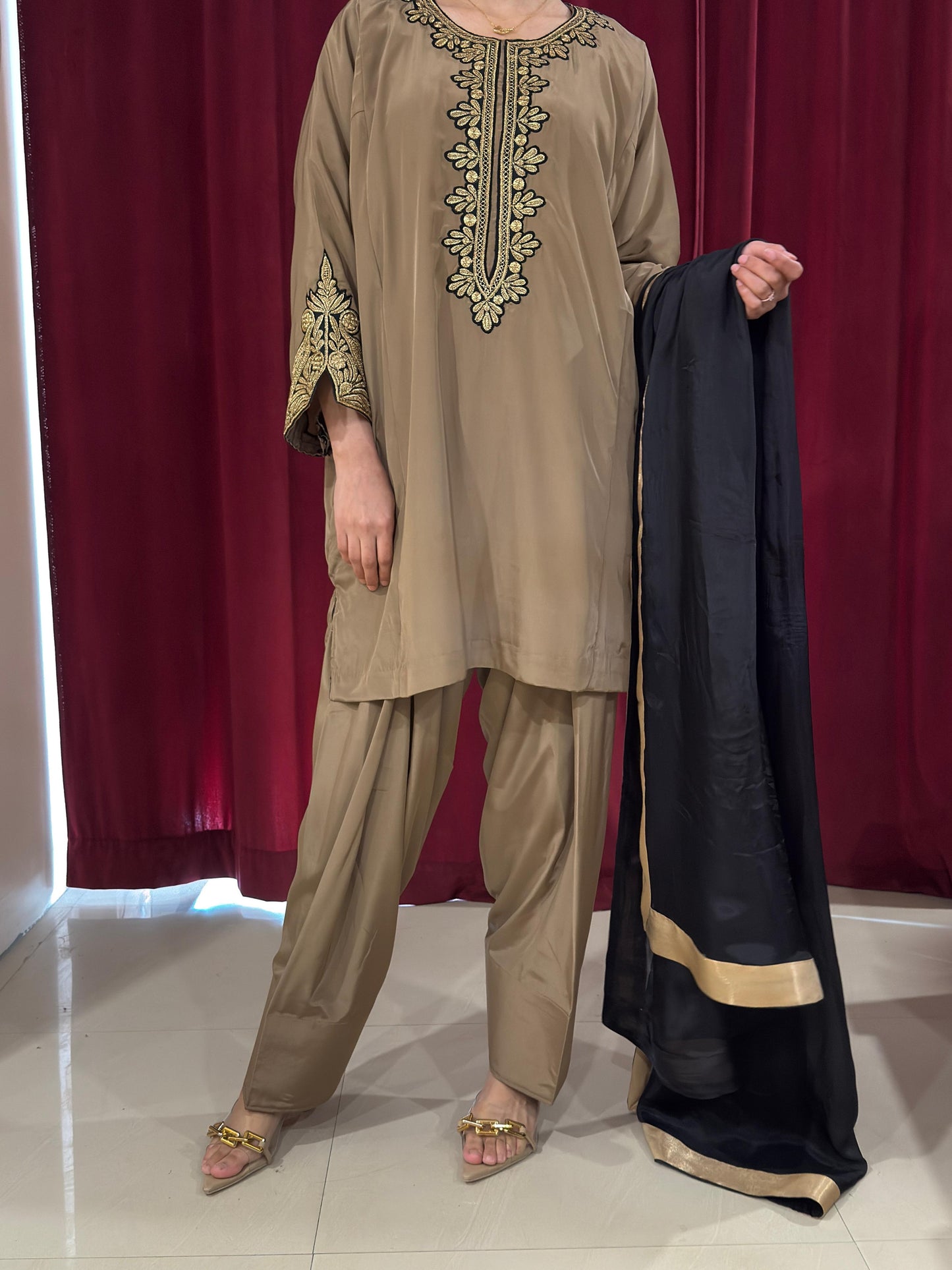 Hand Tilla Farshi Shalwar Pheran Set