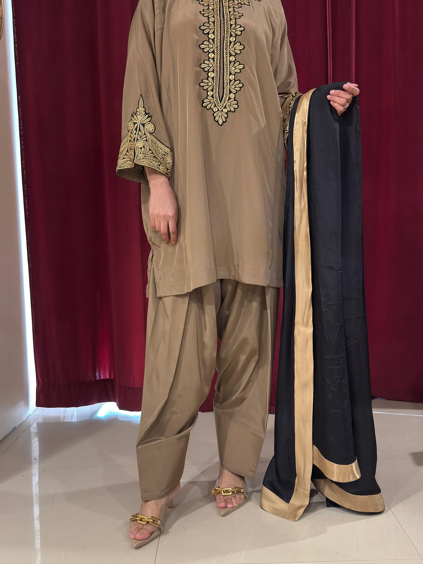 Hand Tilla Farshi Shalwar Pheran Set